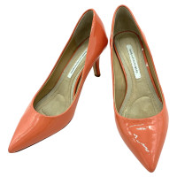 Diane Von Furstenberg Pumps/Peeptoes Patent leather in Orange