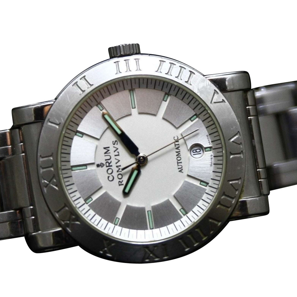 Corum Armbanduhr aus Stahl in Grau