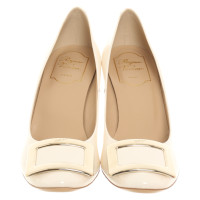 Roger Vivier Pumps/Peeptoes Patent leather in Cream