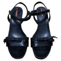 Prada Chaussures compensées en Cuir verni en Noir