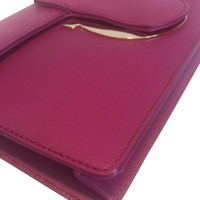 Salvatore Ferragamo Schoudertas in fuchsia