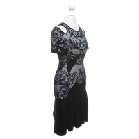 Alexander McQueen Robe en noir / blanc