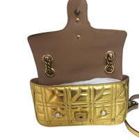 Gucci GG Marmont Camera Bag Medium in Pelle in Oro