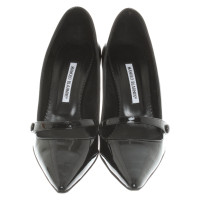 Manolo Blahnik Pumps/Peeptoes aus Lackleder in Schwarz