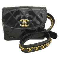 Chanel Belt Flap Bag aus Lackleder in Schwarz
