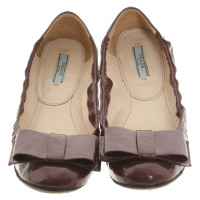 Prada Slipper/Ballerinas aus Lackleder in Bordeaux