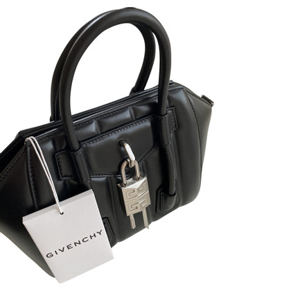 Givenchy Antigona Lock  Mini 22 Leer in Zwart