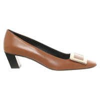 Roger Vivier Pumps/Peeptoes en Cuir en Marron