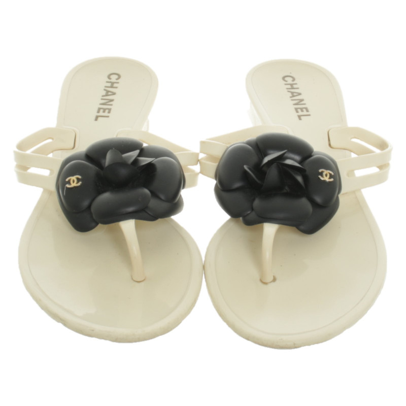 Chanel Sandals in Cream - Second Hand 