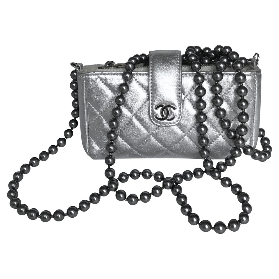Chanel Handtasche aus Leder in Silbern