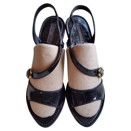 Louis Vuitton Sandalen aus Lackleder in Schwarz