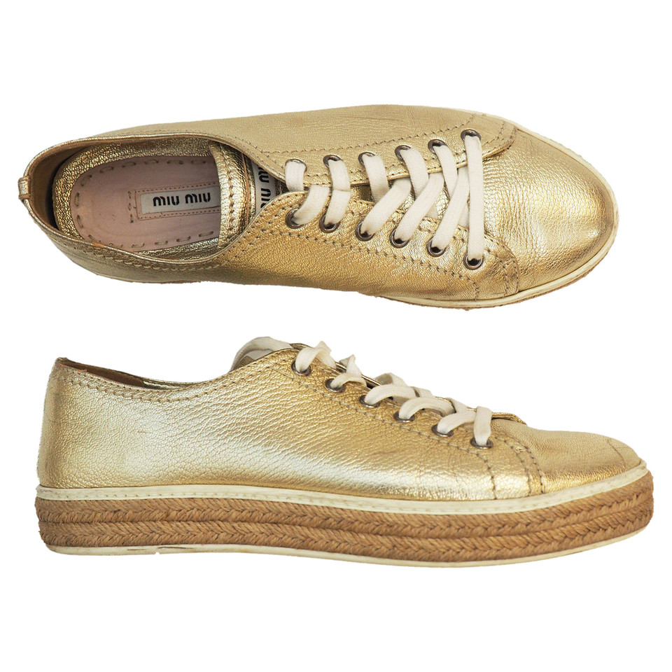 Miu Miu Sneakers aus Leder in Gold