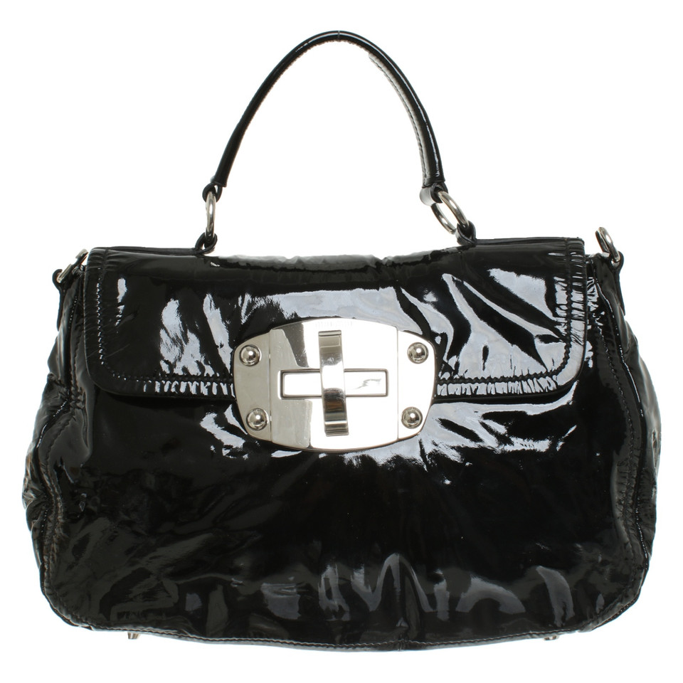 Miu Miu Handtasche aus Lackleder in Schwarz