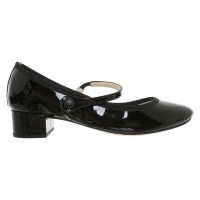 Repetto Pumps/Peeptoes aus Lackleder in Schwarz