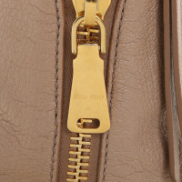 Miu Miu Handtasche aus Leder in Beige