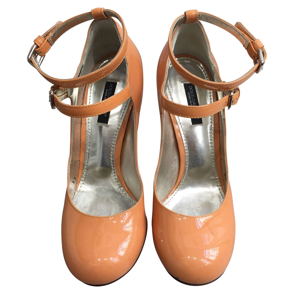 Dolce & Gabbana Pumps/Peeptoes aus Lackleder in Orange