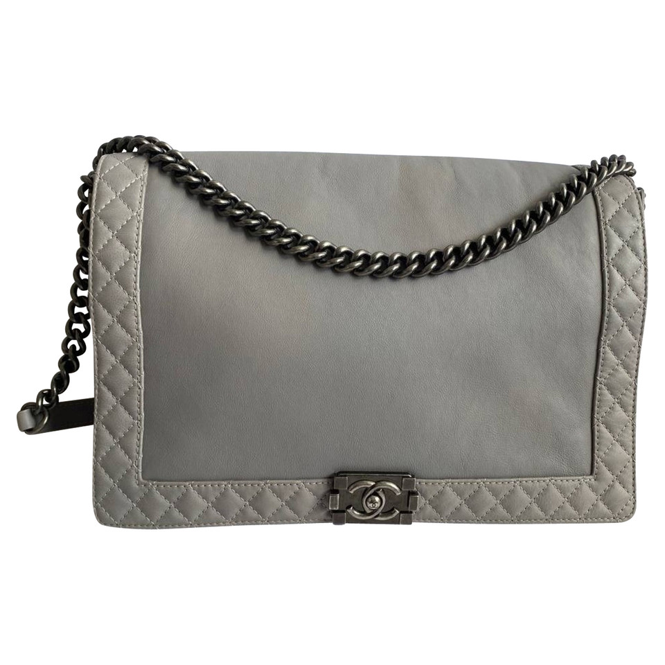 Chanel Flap Bag aus Leder in Grau