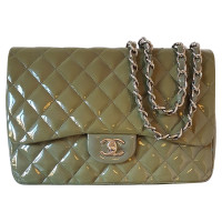 Chanel Classic Flap Bag Jumbo en Cuir verni en Vert