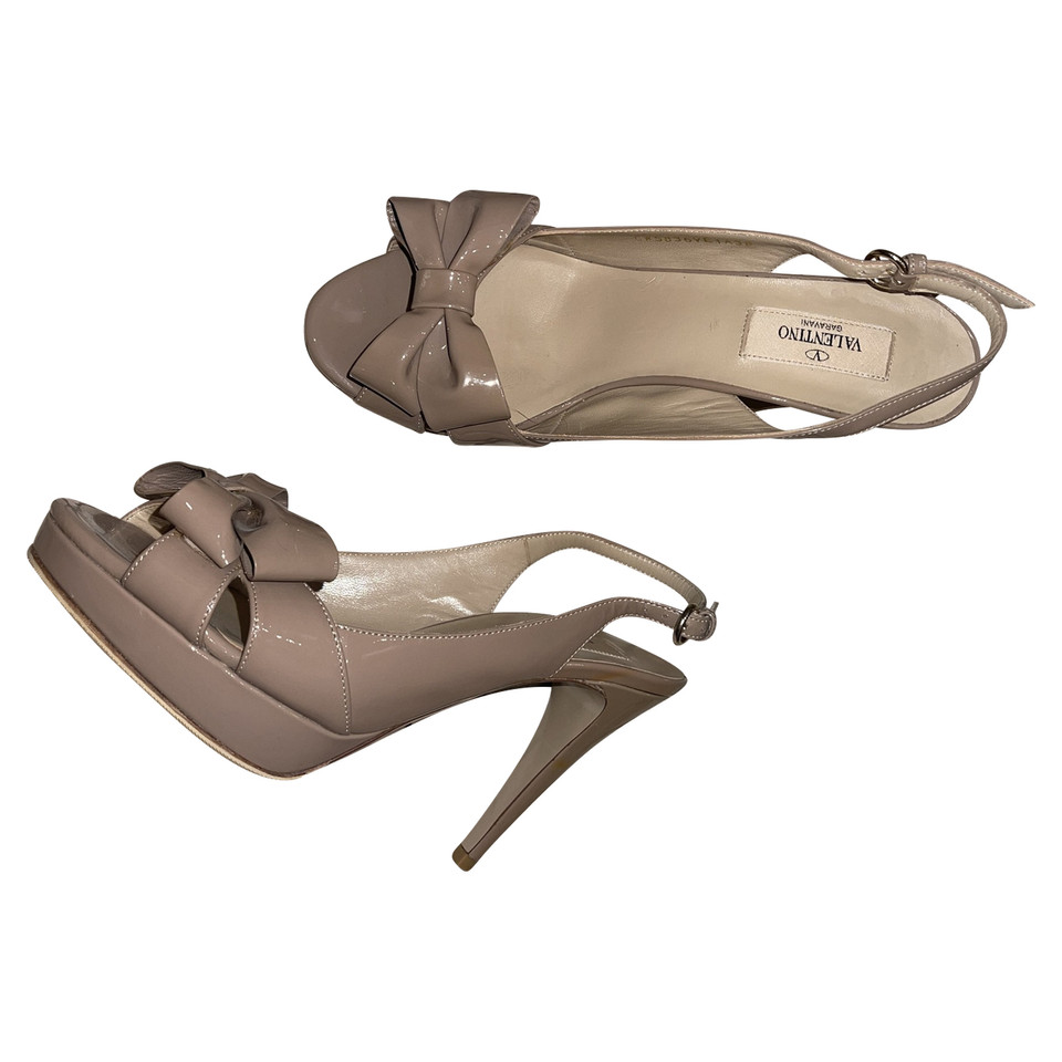 Valentino Garavani Chaussures à lacets en Cuir en Beige