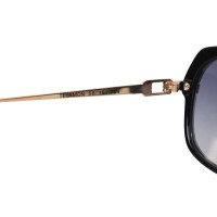 Yves Saint Laurent Des lunettes de soleil