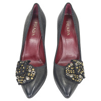 Prada Pumps/Peeptoes aus Leder in Schwarz