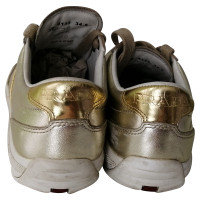 Prada Sneakers aus Leder in Gold