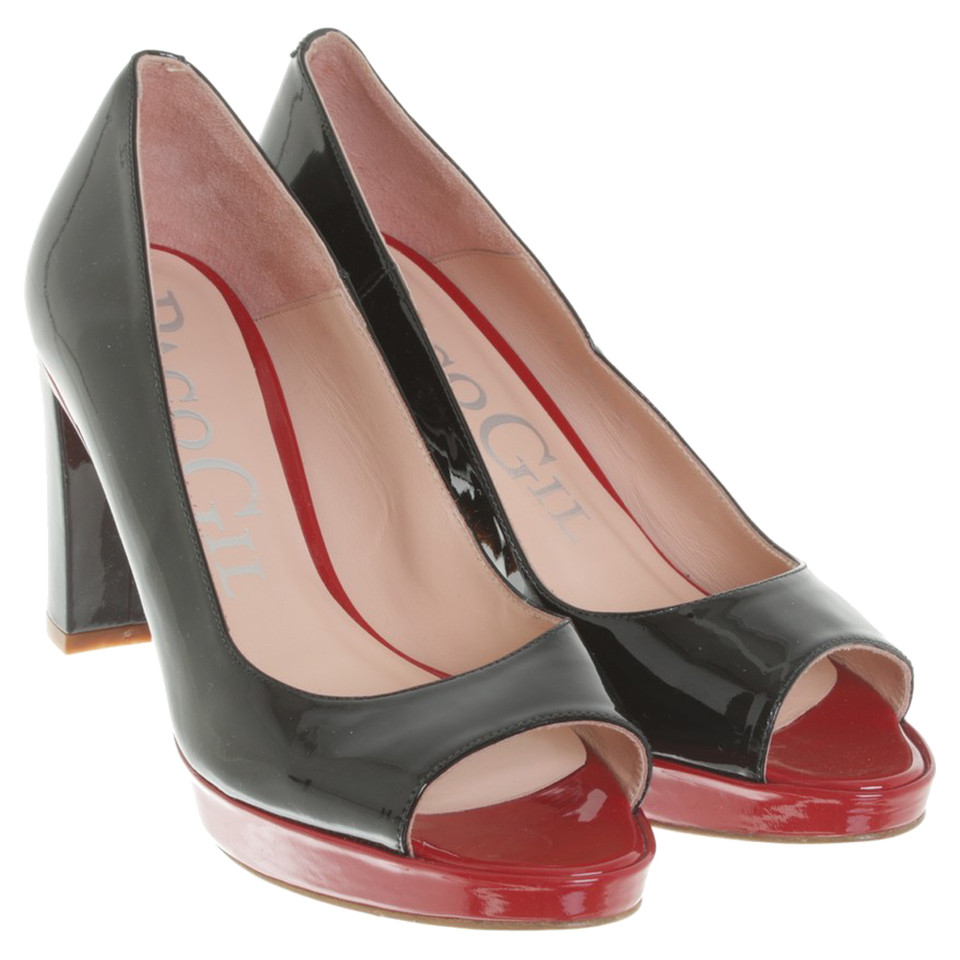 Paco Gil Patent leather pumps in black