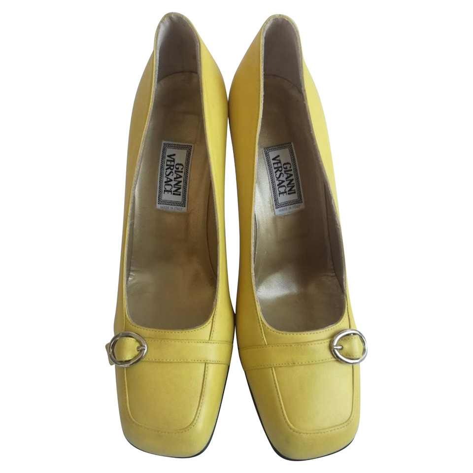 Gianni Versace Pumps/Peeptoes Leather in Yellow