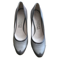 Salvatore Ferragamo Pumps/Peeptoes aus Leder in Grau