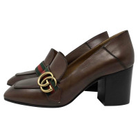 Gucci Pumps/Peeptoes aus Leder in Braun