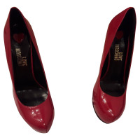 Moschino Love Pumps/Peeptoes aus Lackleder in Rot