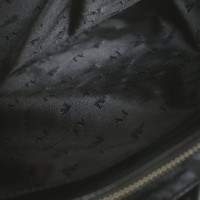 Armani Jeans Handtasche aus Lackleder in Schwarz