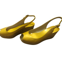 Jimmy Choo Chaussures compensées en Cuir verni en Jaune