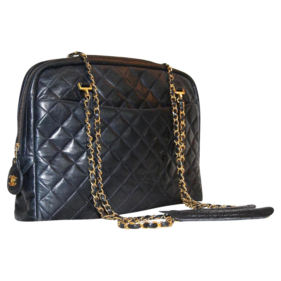 Chanel Sholderbag donkerblauw met Chanel kettingen