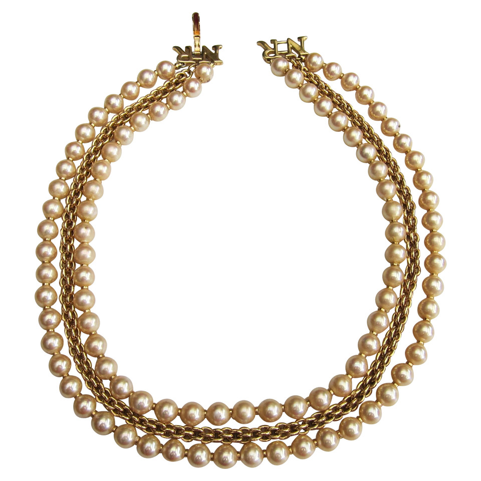 Nina Ricci Pearl necklace