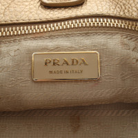 Prada Handtasche aus Leder in Gold