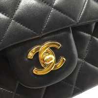 Chanel Classic Flap Bag Medium aus Leder in Schwarz