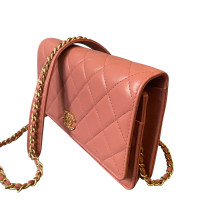 Chanel 19 Wallet On Chain Leer in Roze