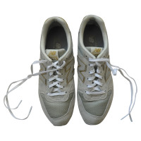 New Balance Sneakers aus Wildleder in Grau