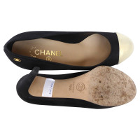 Chanel pumps with logo