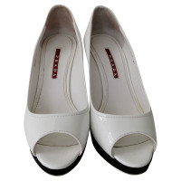 Prada Chaussures compensées en Cuir en Blanc