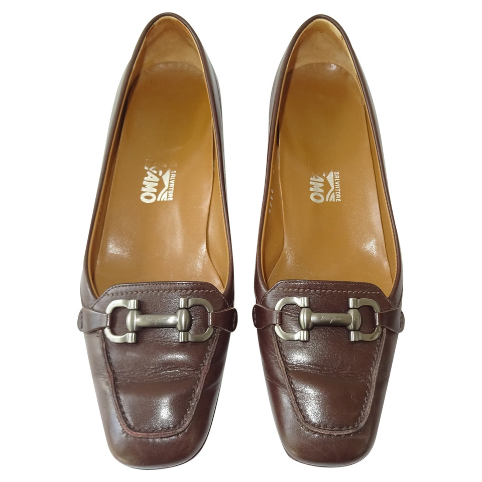 Salvatore Ferragamo Chaussons/Ballerines en Cuir en Marron