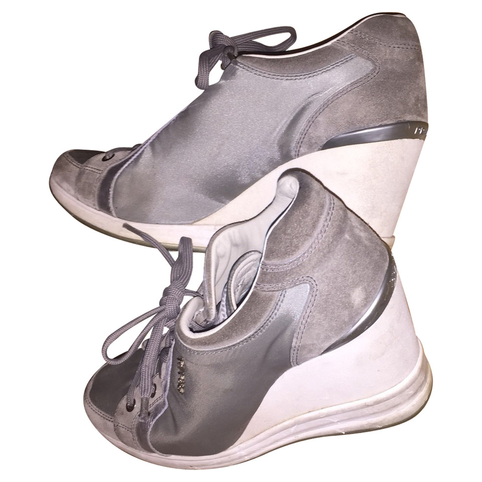 Prada Sneaker-Wedges in Grau