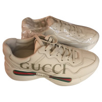 Gucci Sneakers aus Leder in Beige