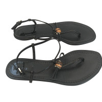 Gucci Sandalen aus Lackleder in Schwarz