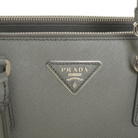 Prada Handtasche aus Leder in Grau