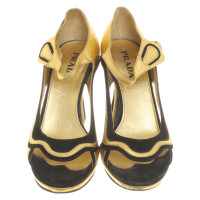 Prada Peep-toes in black / gold