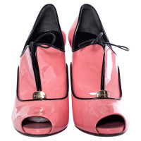 Gucci Pumps/Peeptoes aus Lackleder in Rosa / Pink