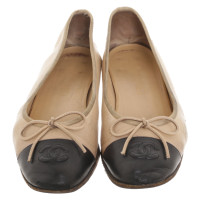 Chanel Slippers/Ballerina's Leer in Beige