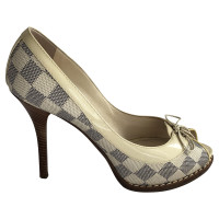 Louis Vuitton Pumps/Peeptoes aus Canvas in Beige